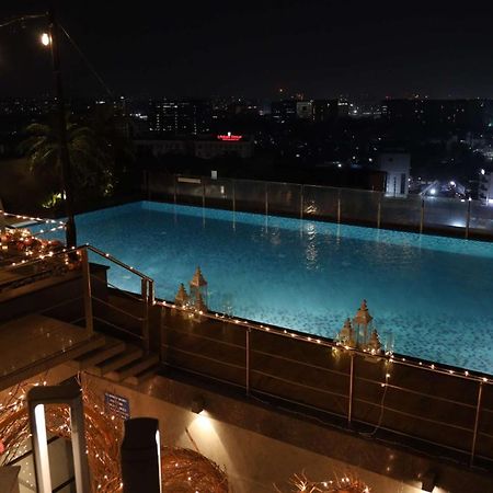فندق Radisson Blu Mumbai International Airport المظهر الخارجي الصورة Infinity pool at the 10th floor of the hotel