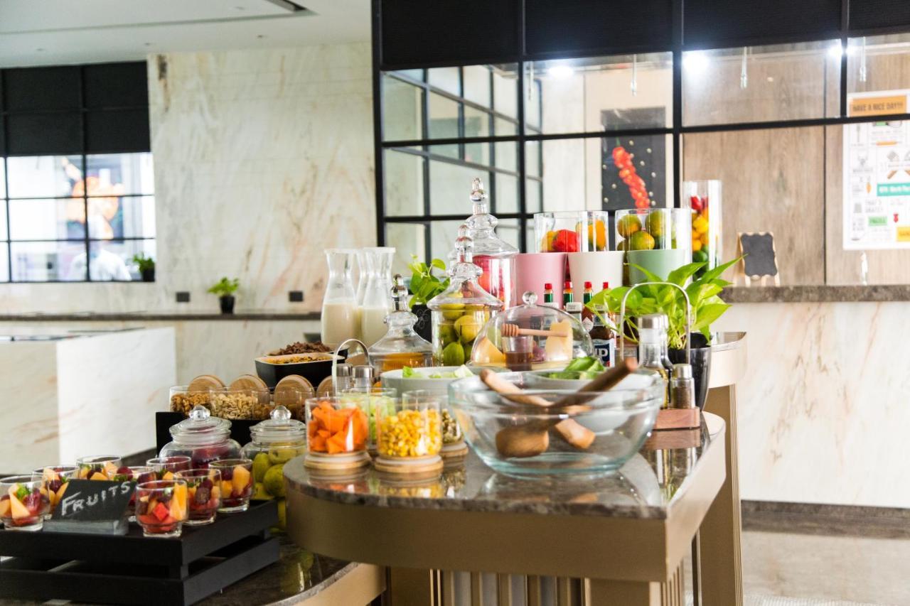 فندق Radisson Blu Mumbai International Airport المظهر الخارجي الصورة A buffet at a hotel