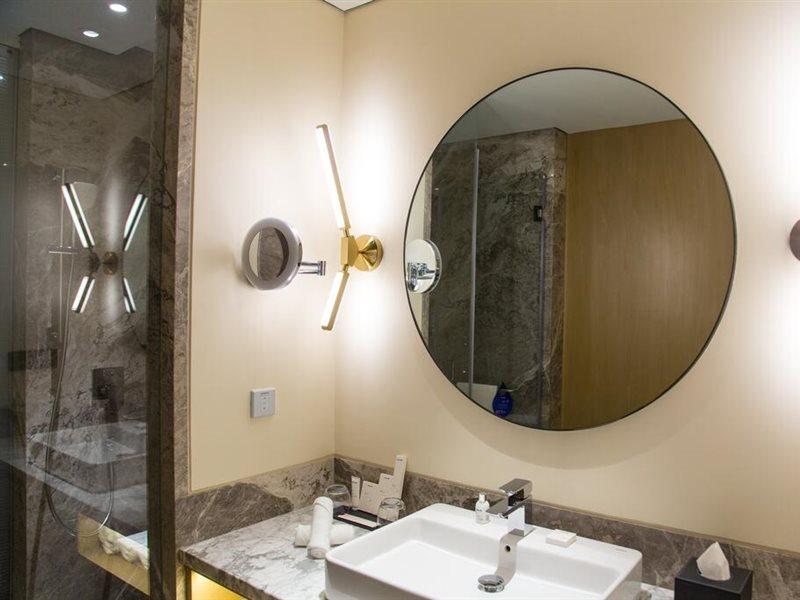 فندق Radisson Blu Mumbai International Airport المظهر الخارجي الصورة Bathroom mirror