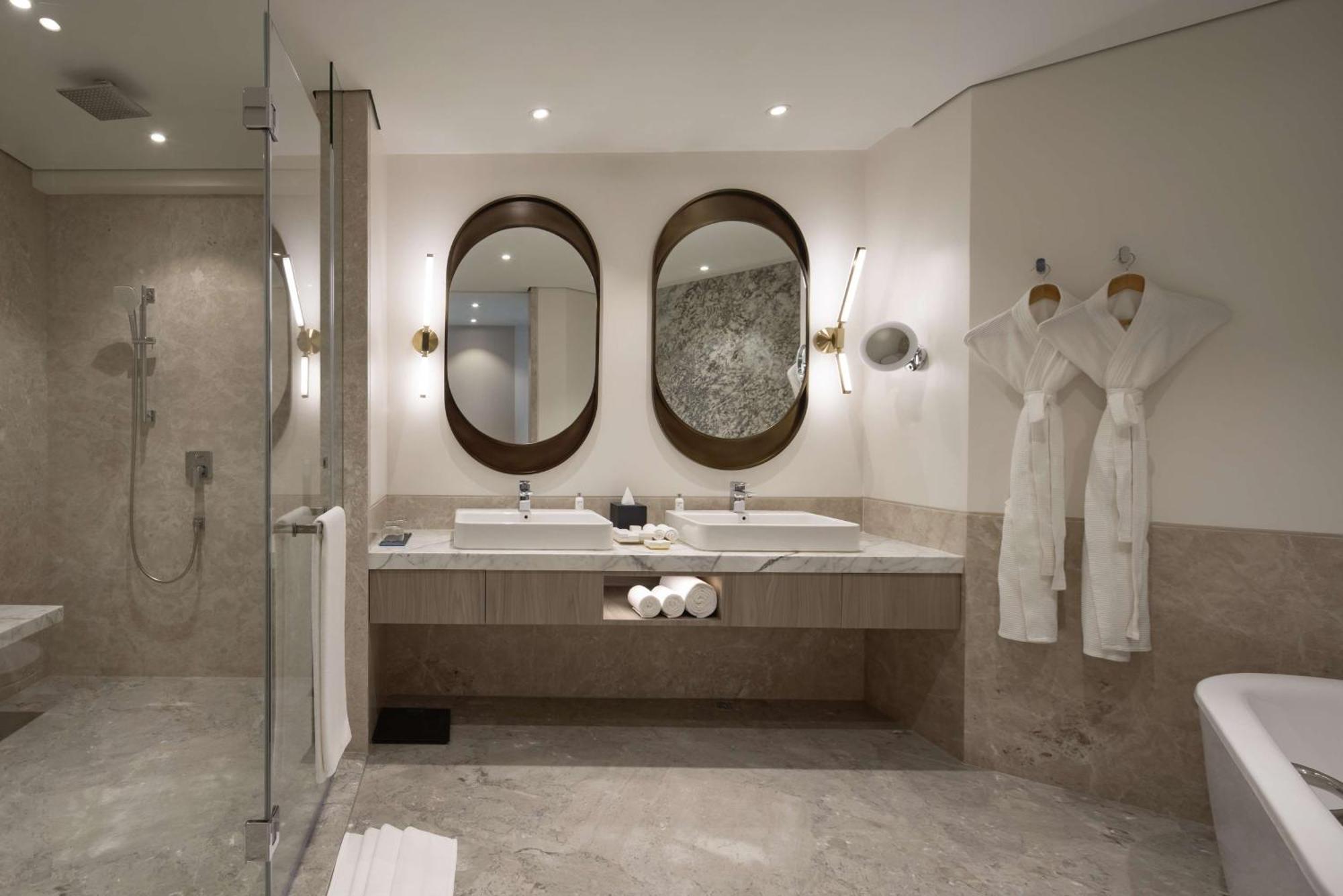 فندق Radisson Blu Mumbai International Airport المظهر الخارجي الصورة Bathroom