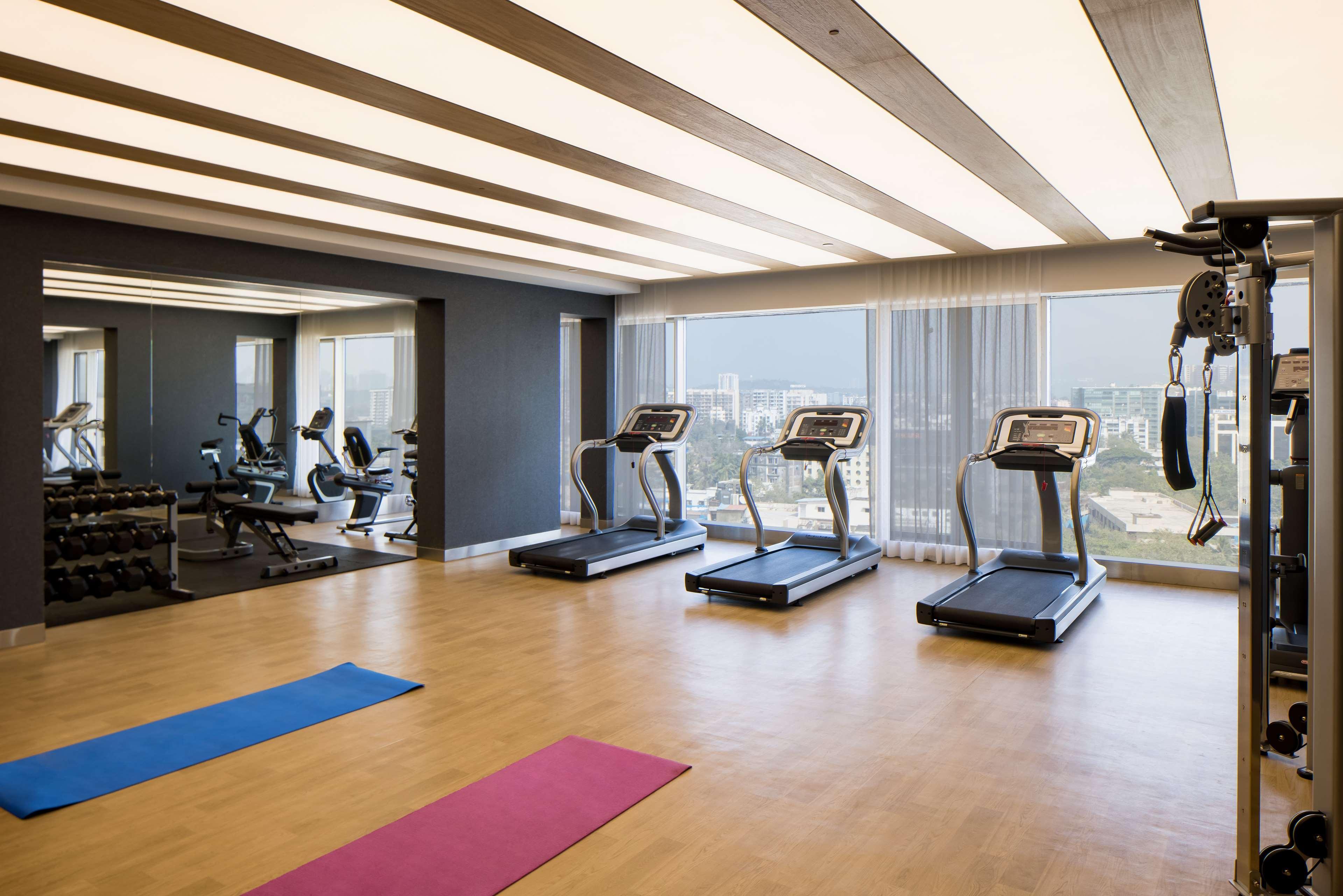 فندق Radisson Blu Mumbai International Airport المظهر الخارجي الصورة The gym at the hotel