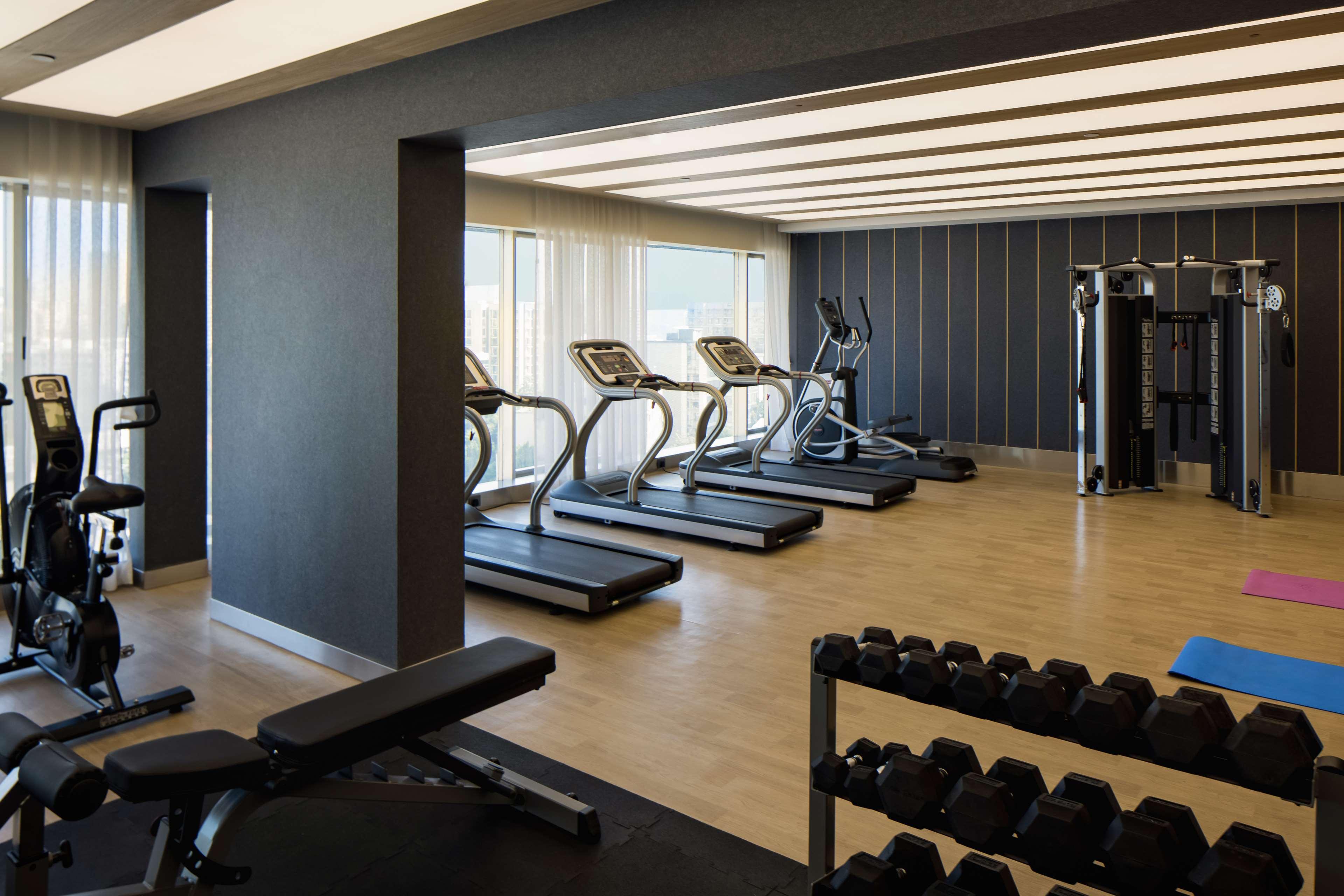فندق Radisson Blu Mumbai International Airport المظهر الخارجي الصورة The gym at the hotel