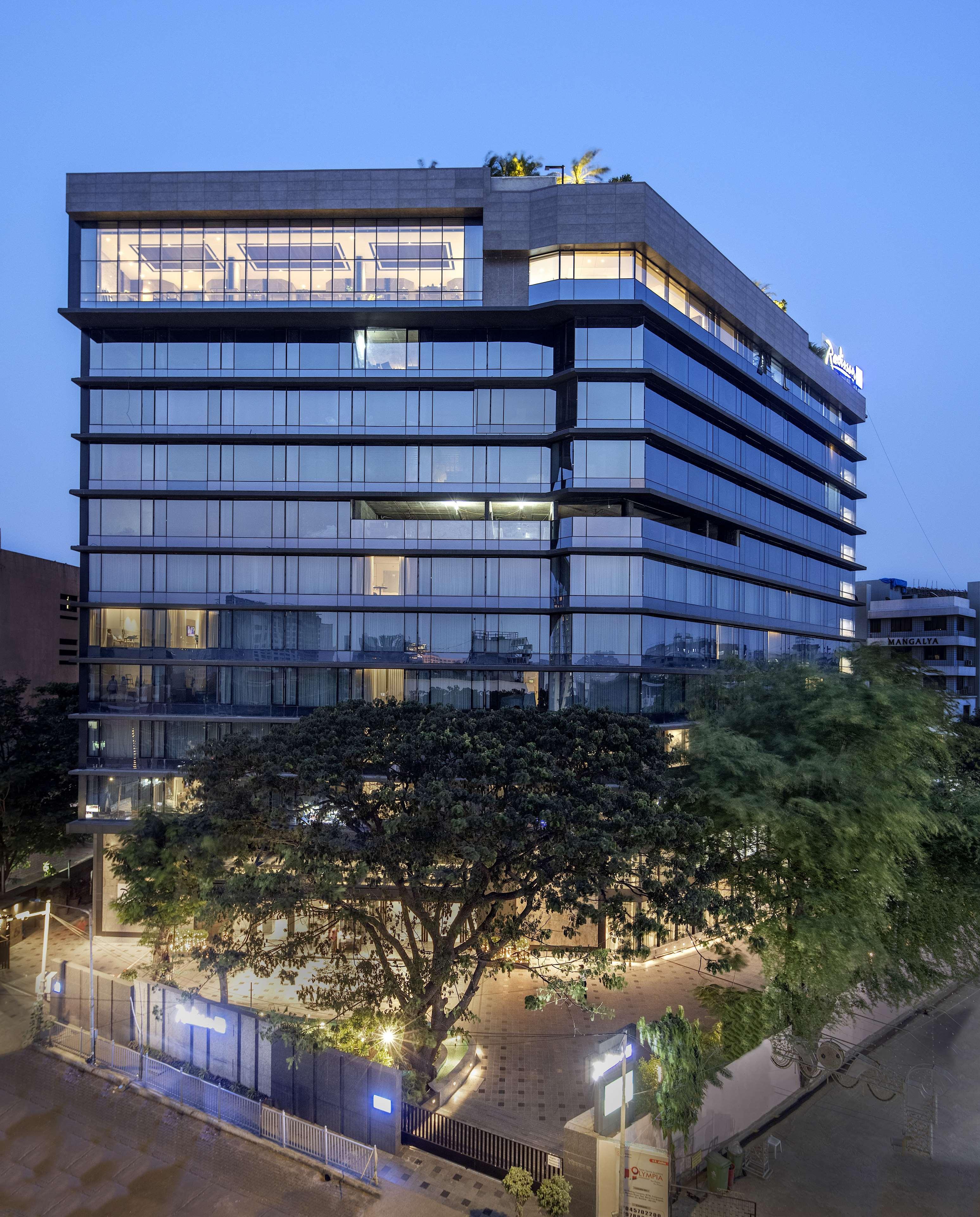 فندق Radisson Blu Mumbai International Airport المظهر الخارجي الصورة The new building of the University of Texas MD Anderson Cancer Center