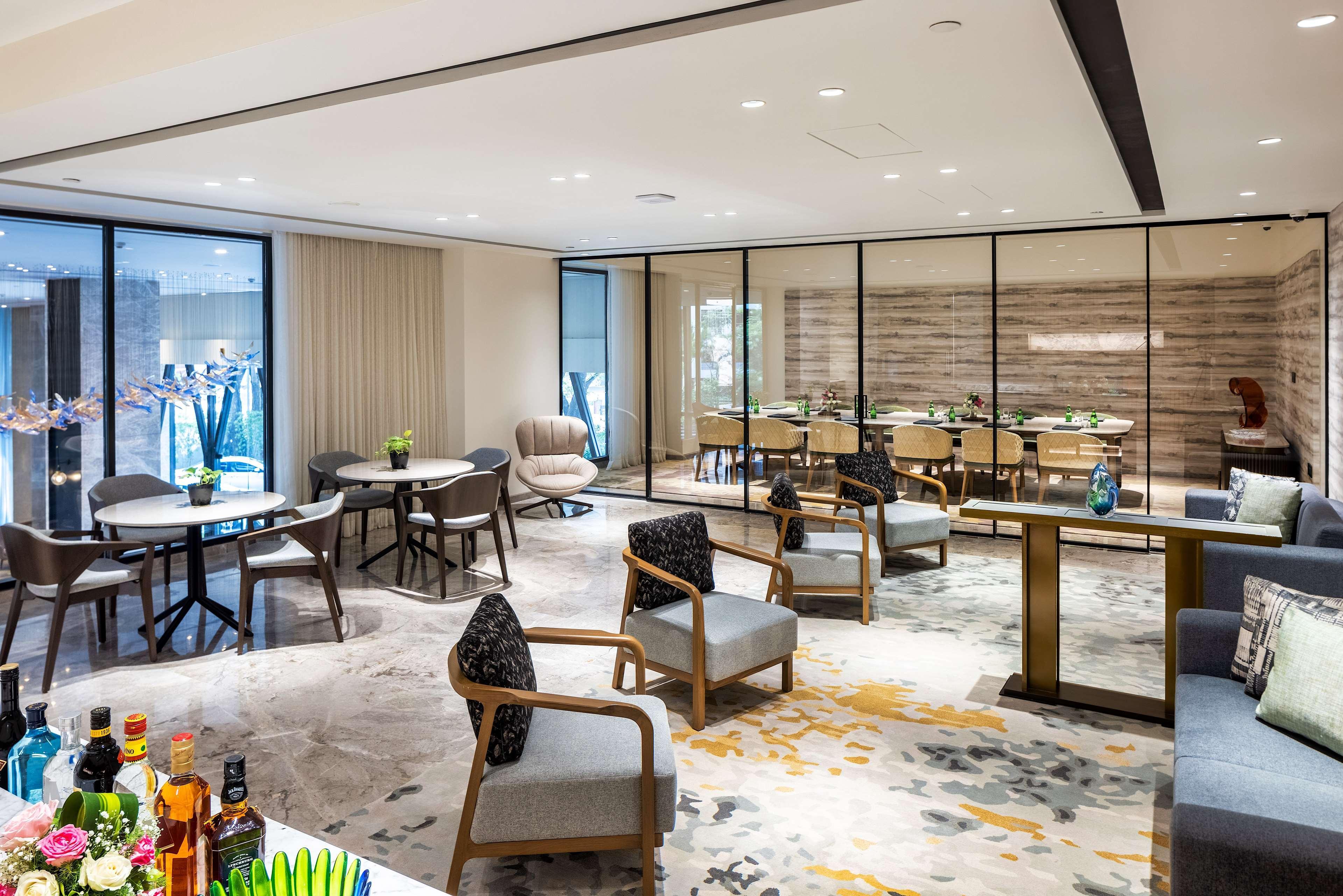 فندق Radisson Blu Mumbai International Airport المظهر الخارجي الصورة The Club lounge at Hong Kong International Airport