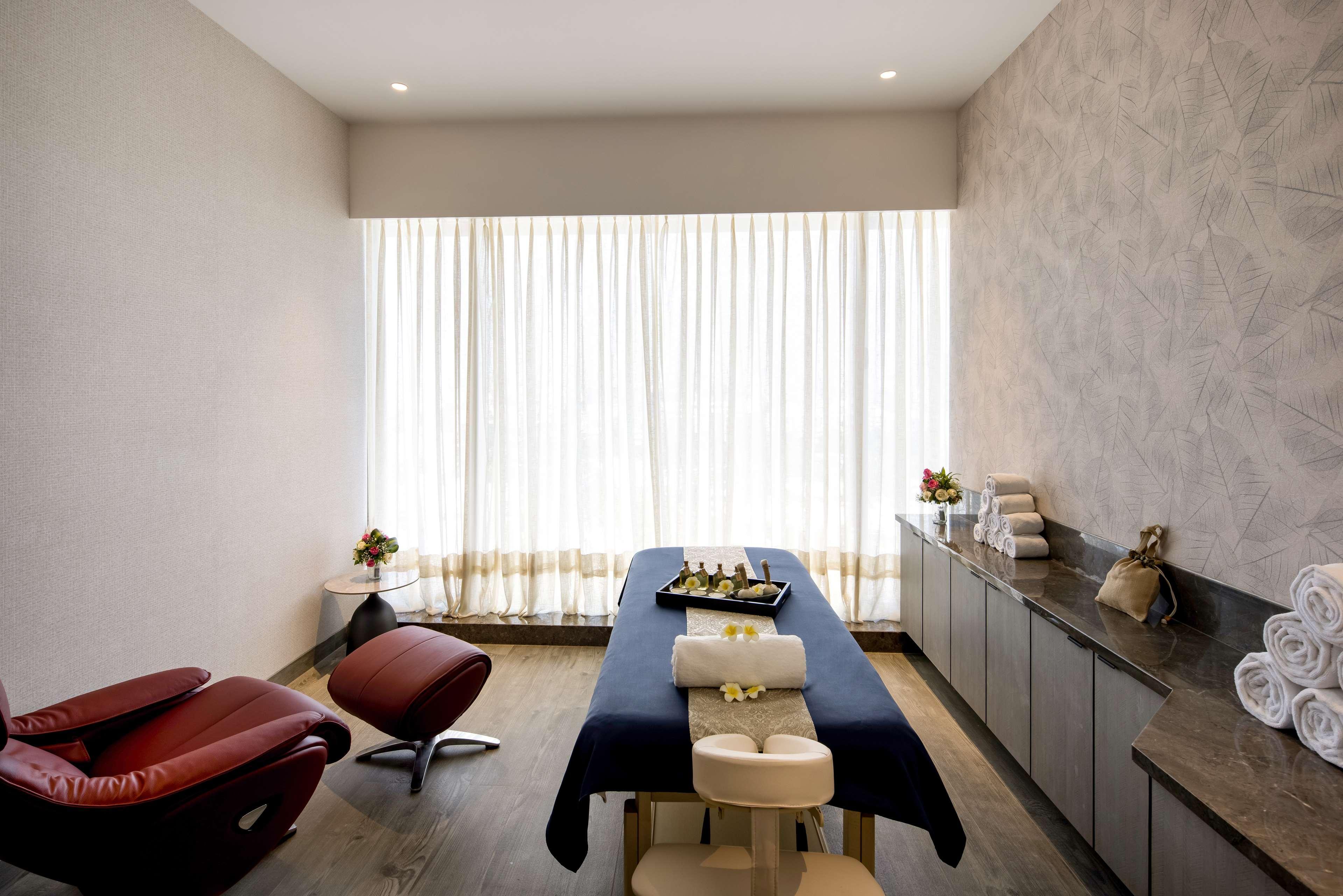 فندق Radisson Blu Mumbai International Airport المظهر الخارجي الصورة A treatment room at the spa