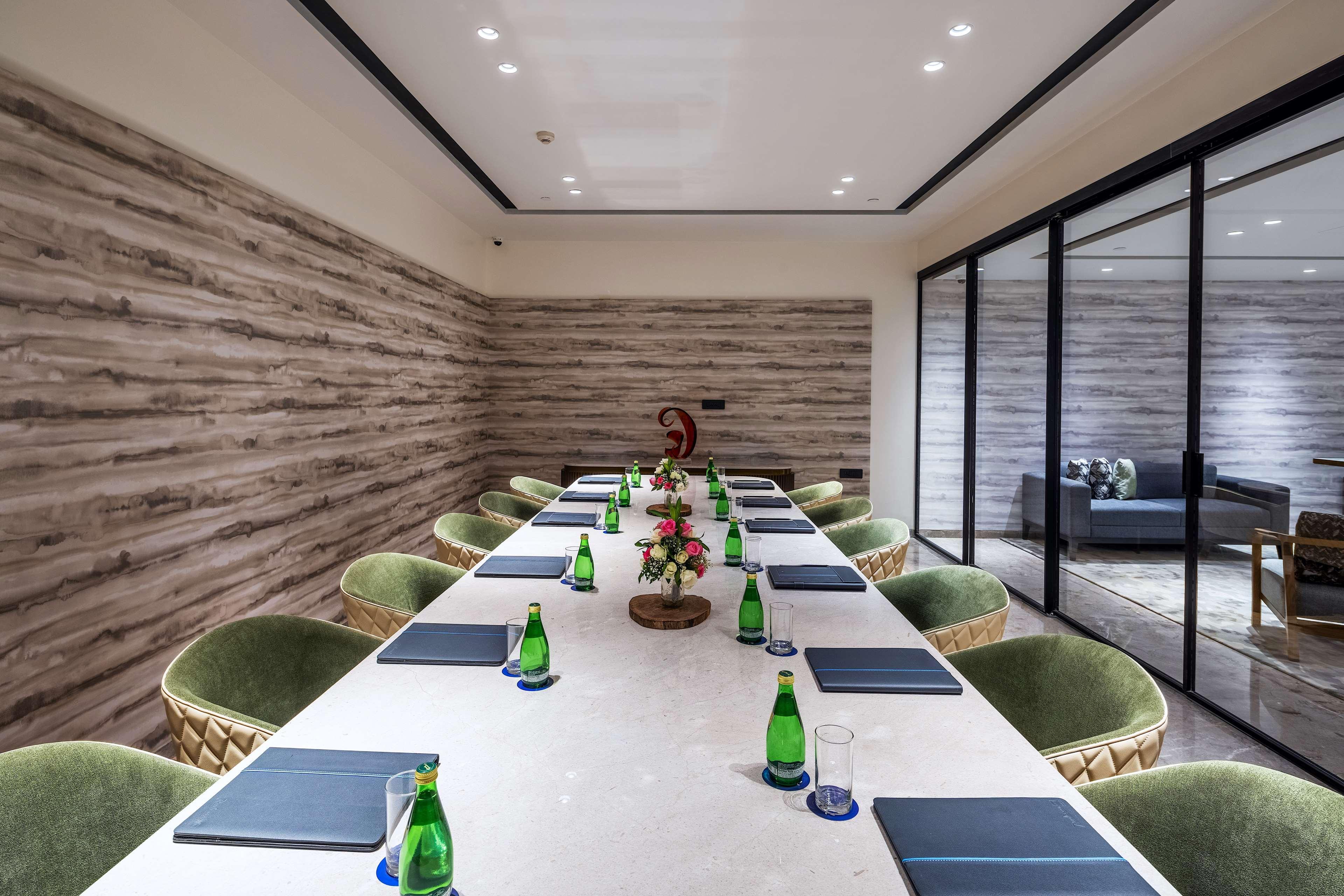 فندق Radisson Blu Mumbai International Airport المظهر الخارجي الصورة Meeting room at the hotel