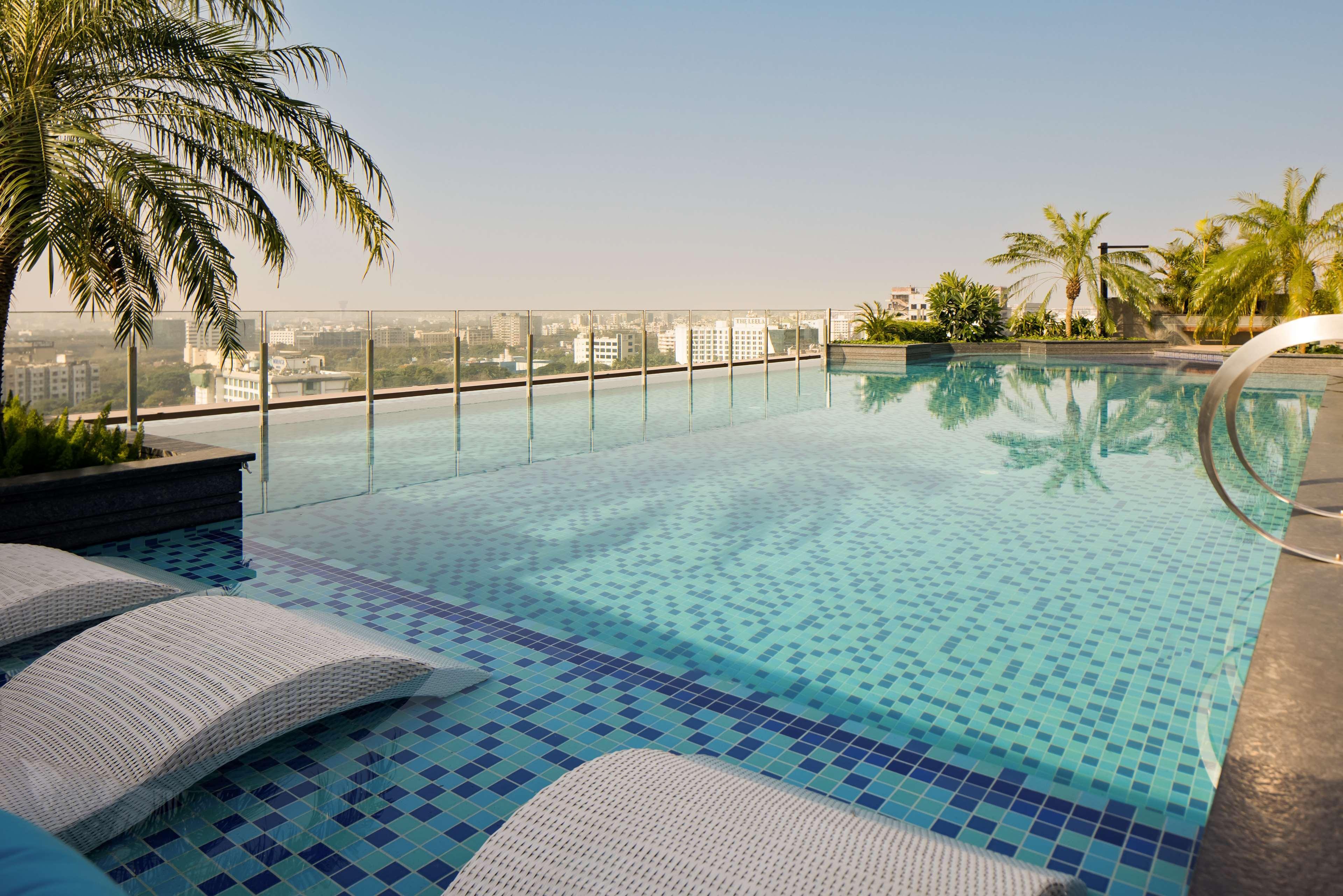 فندق Radisson Blu Mumbai International Airport المظهر الخارجي الصورة Infinity pool at the Park, Hyderabad