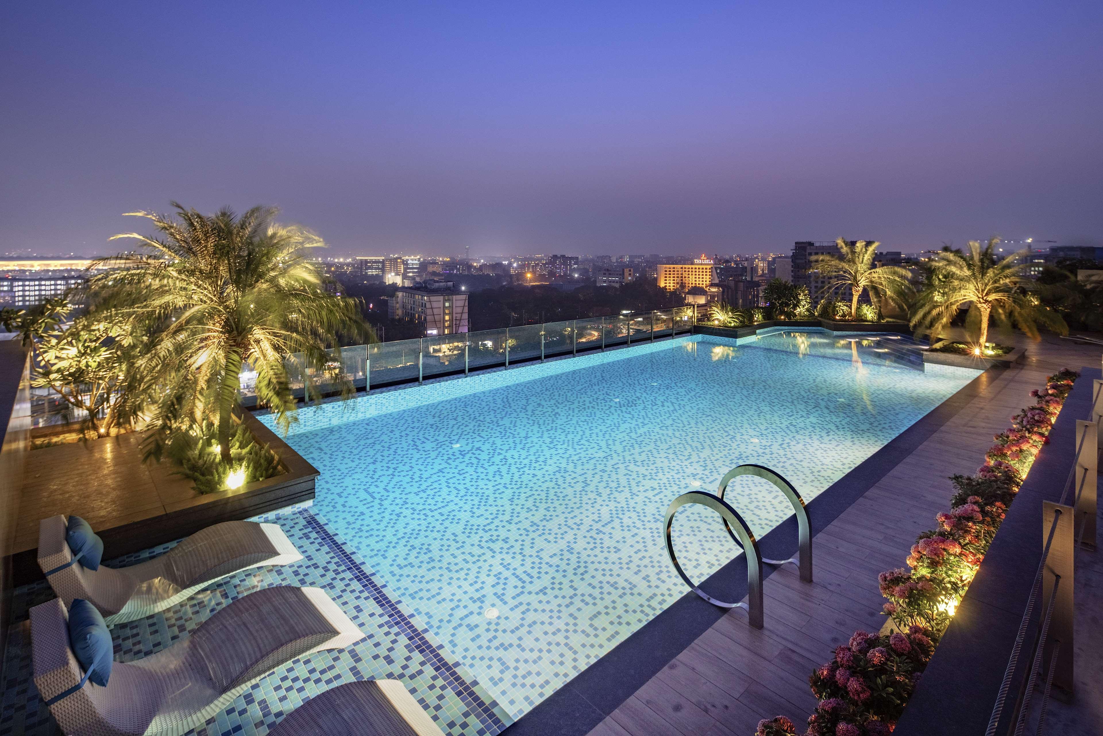 فندق Radisson Blu Mumbai International Airport المظهر الخارجي الصورة The swimming pool at the rooftop