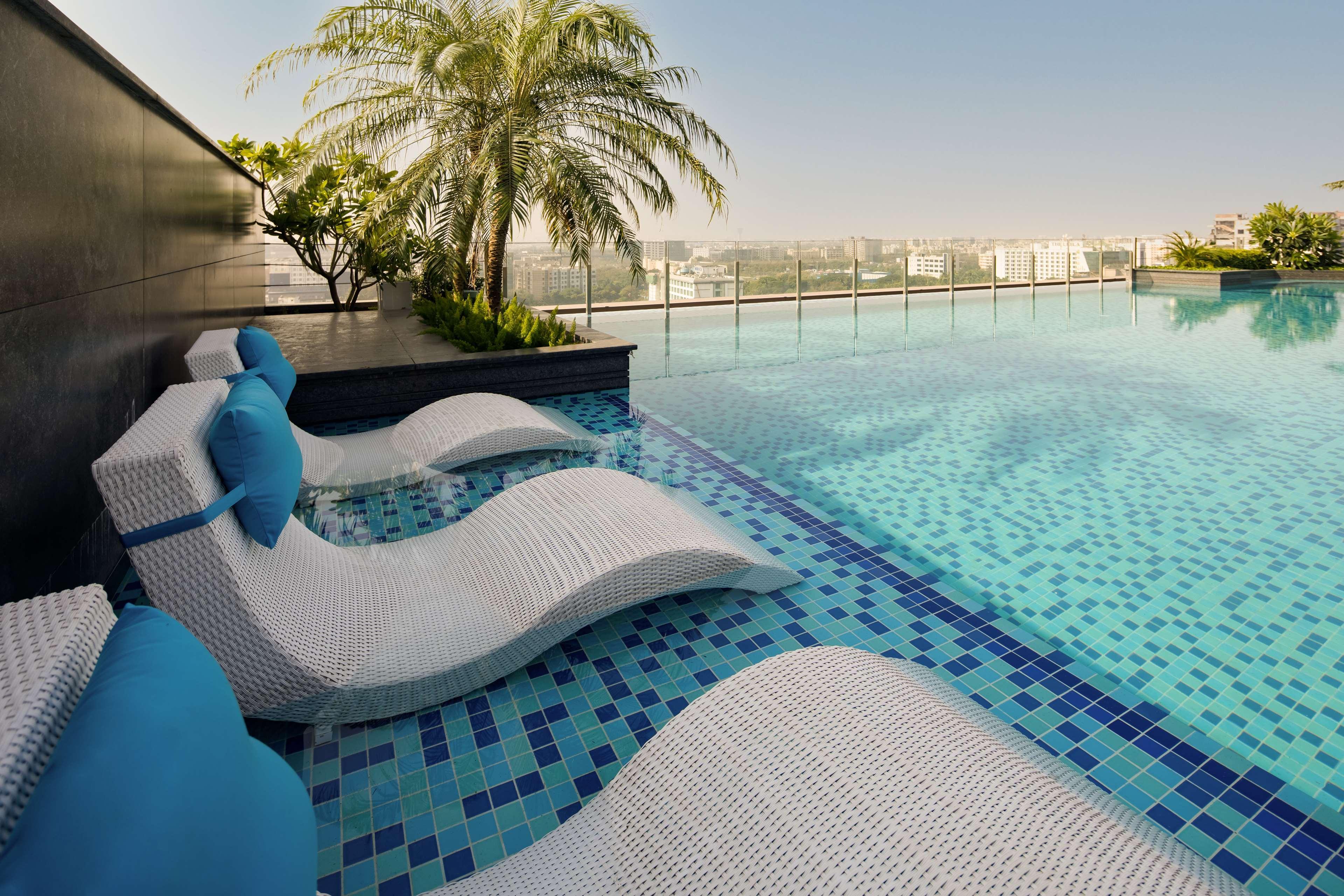 فندق Radisson Blu Mumbai International Airport المظهر الخارجي الصورة The pool at the Park