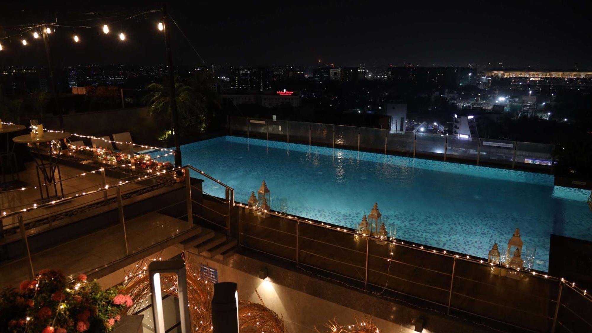 فندق Radisson Blu Mumbai International Airport المظهر الخارجي الصورة Infinity pool at the 10th floor of the hotel