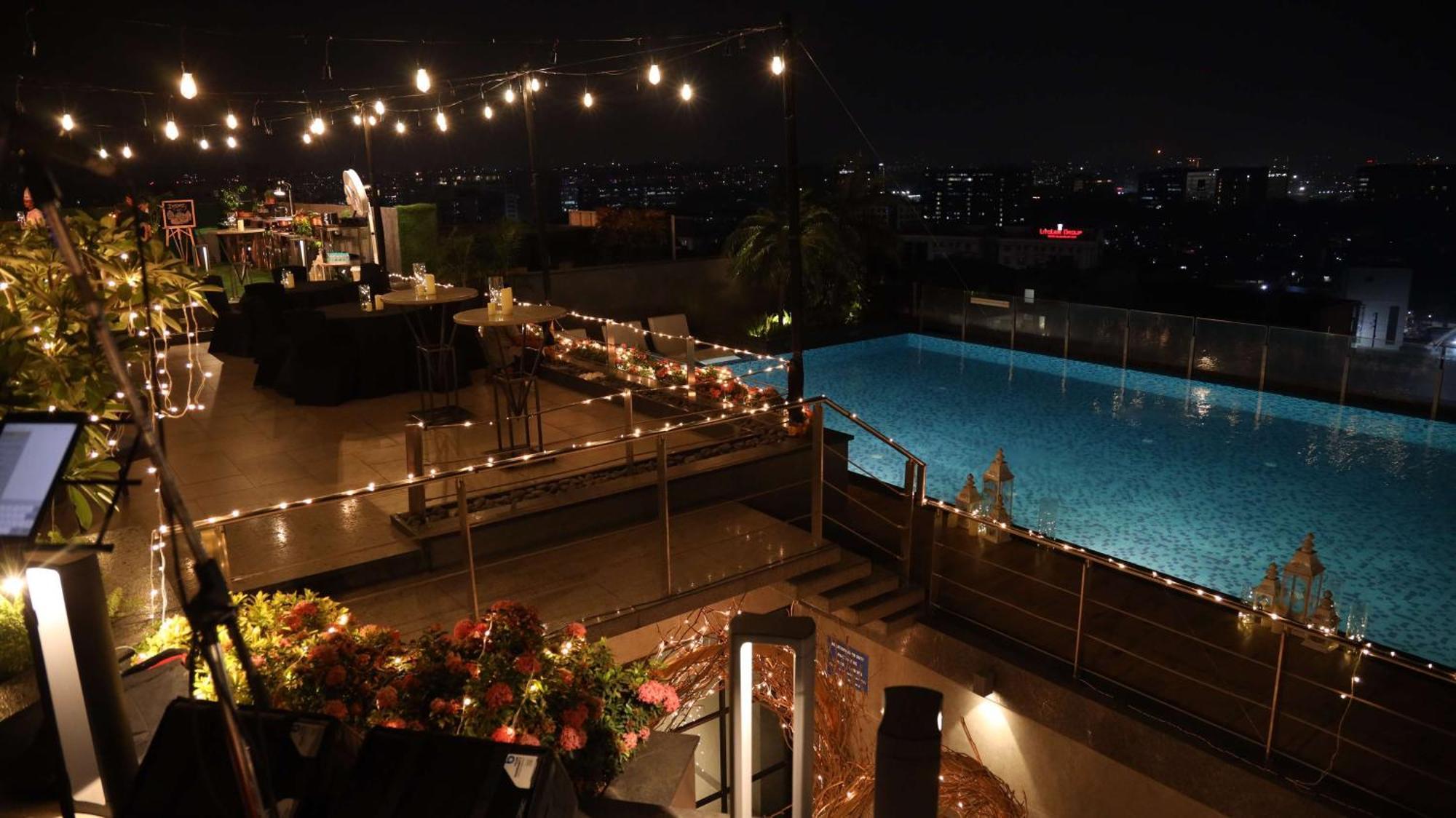 فندق Radisson Blu Mumbai International Airport المظهر الخارجي الصورة The pool at the rooftop bar