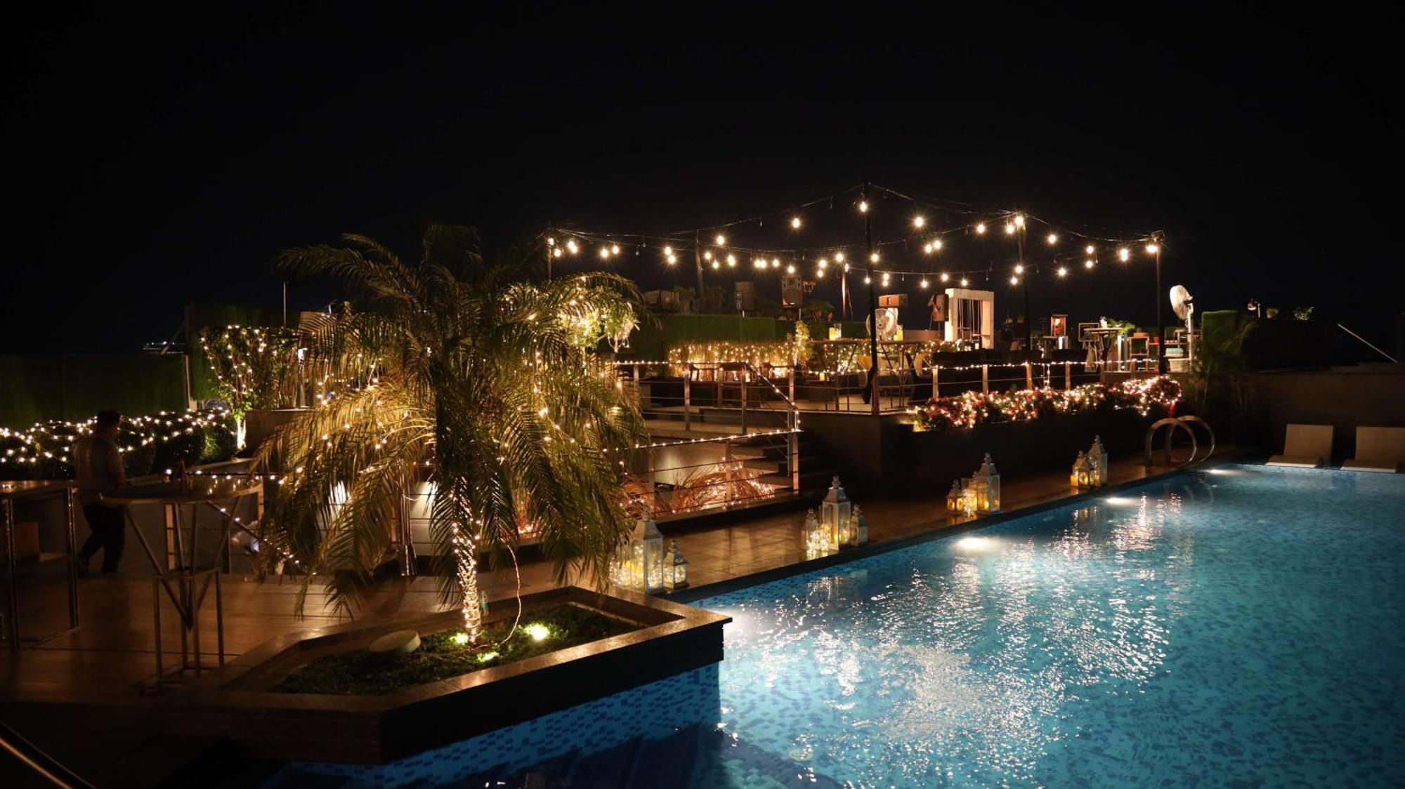 فندق Radisson Blu Mumbai International Airport المظهر الخارجي الصورة The resort at night
