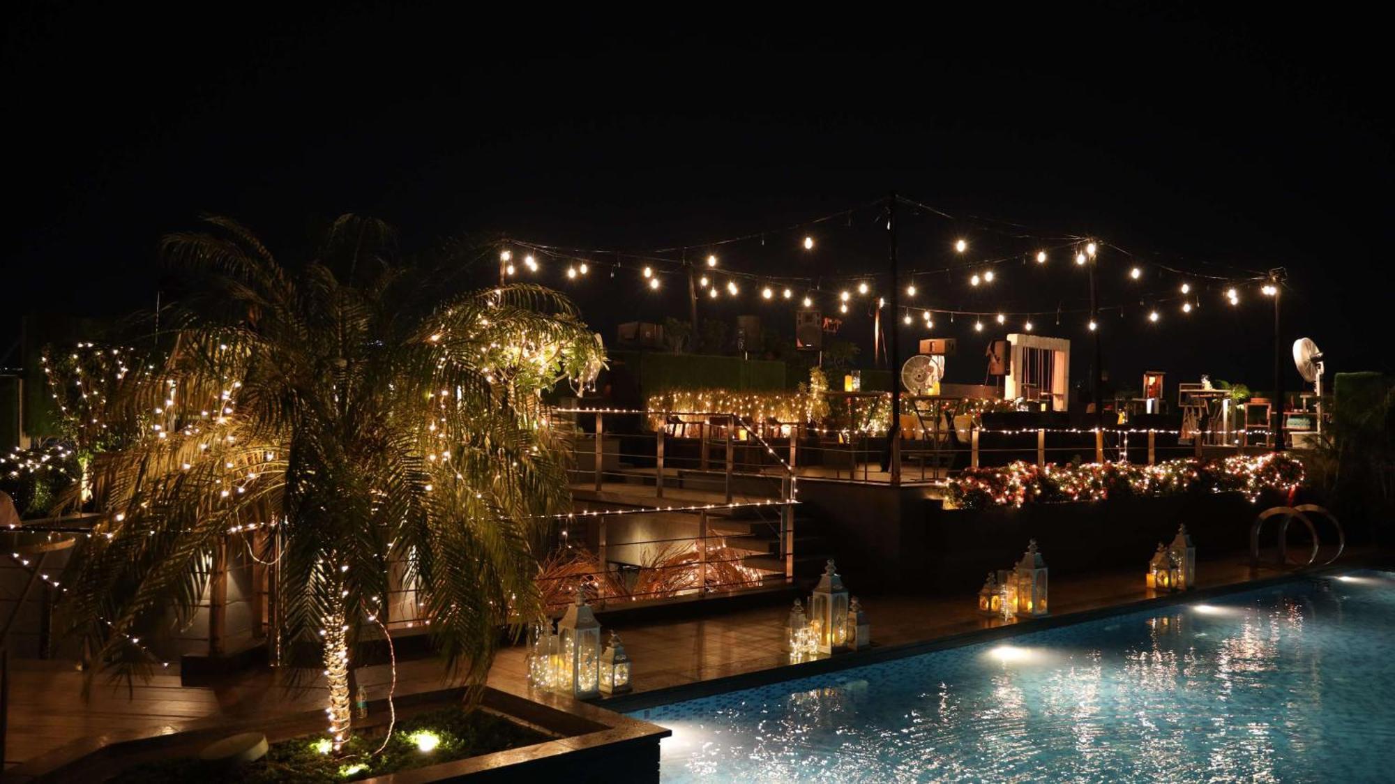 فندق Radisson Blu Mumbai International Airport المظهر الخارجي الصورة The resort at night